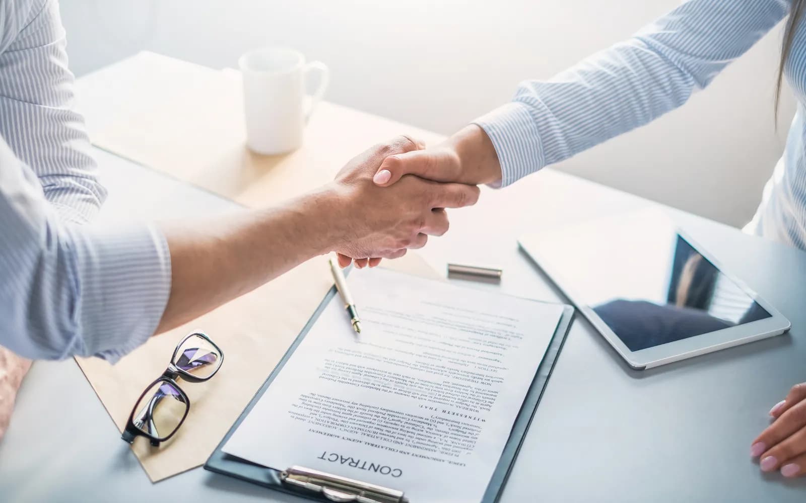 Pactos de socios: Cláusulas esenciales para prevenir conflictos empresariales